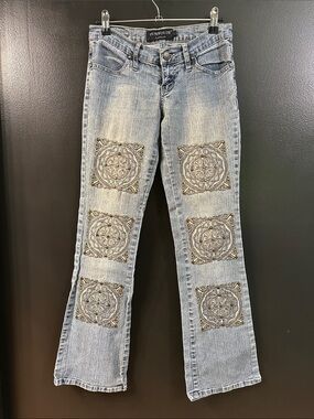 Embroidered Light Wash Women’s Jeans - Blue